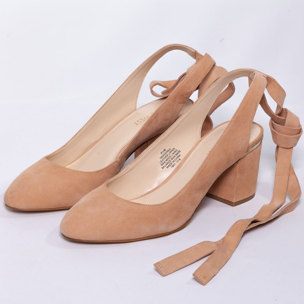 حذاء بكعب عريض