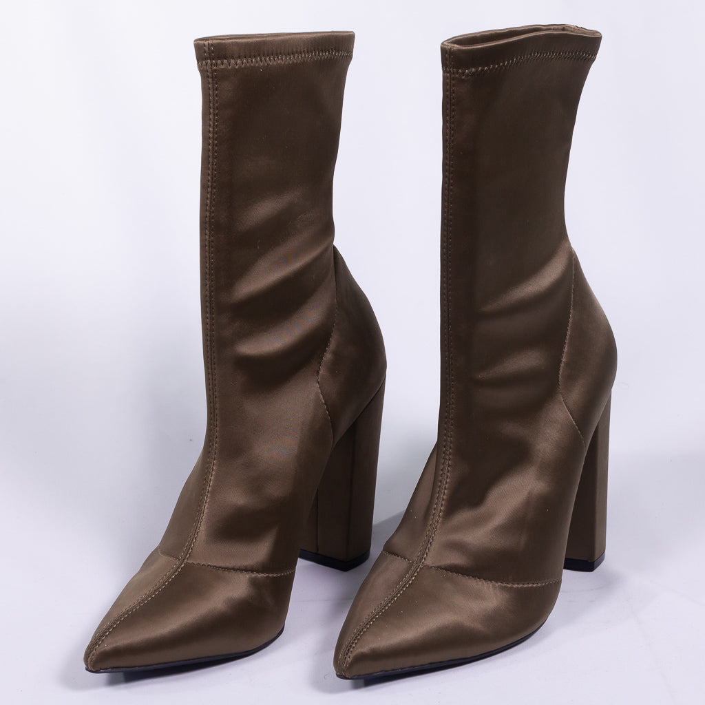 حذاء بطول حتى الكاحل