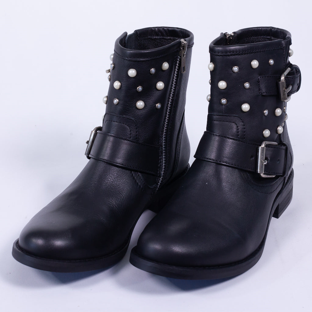 Pearl-Embellished Shoe