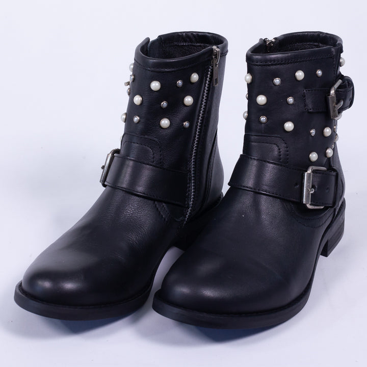 Pearl-Embellished Shoe