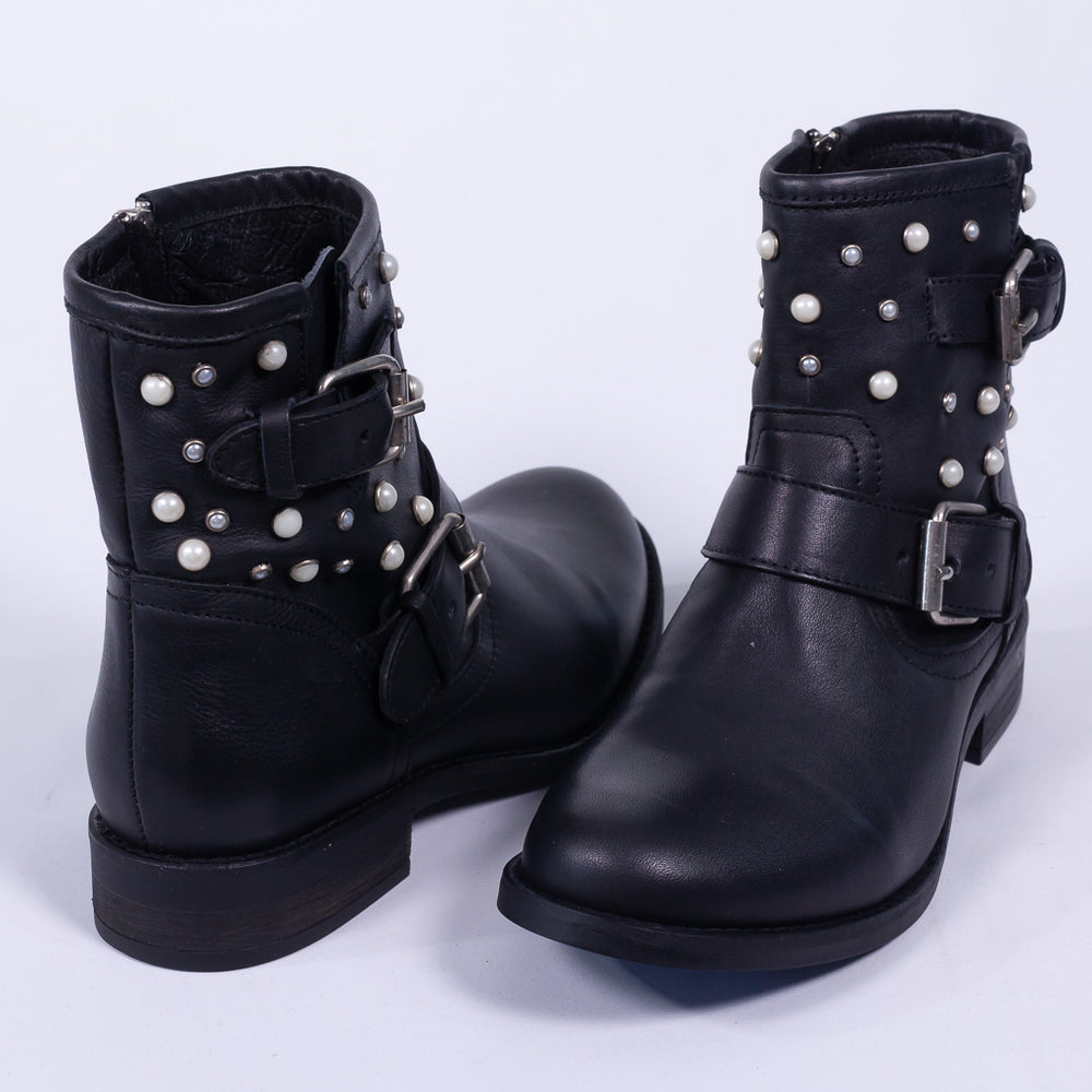 Pearl-Embellished Shoe