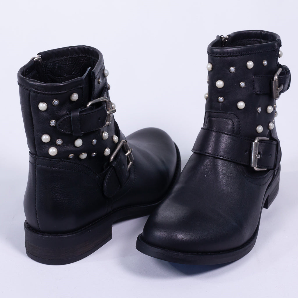 Pearl-Embellished Shoe