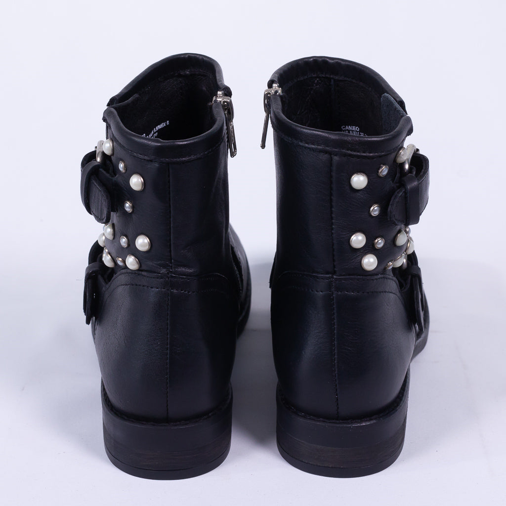 Pearl-Embellished Shoe