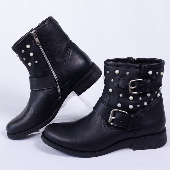 Pearl-Embellished Shoe