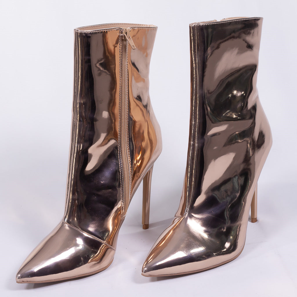 حذاء ميتاليك