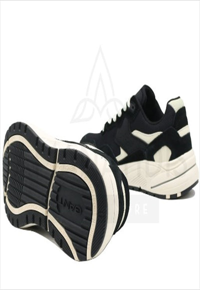 حذاء مع رباط