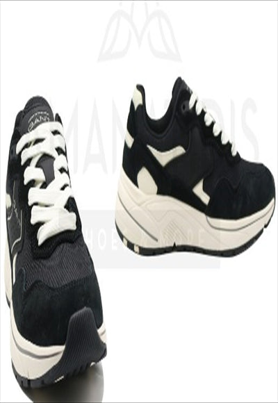 حذاء مع رباط