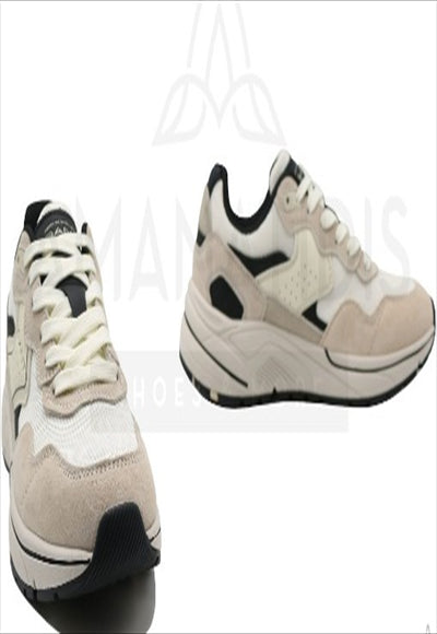 حذاء مع رباط