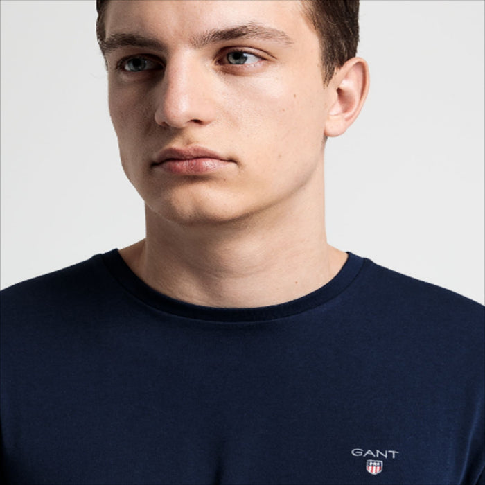 بلوزة بأكمام طويلة