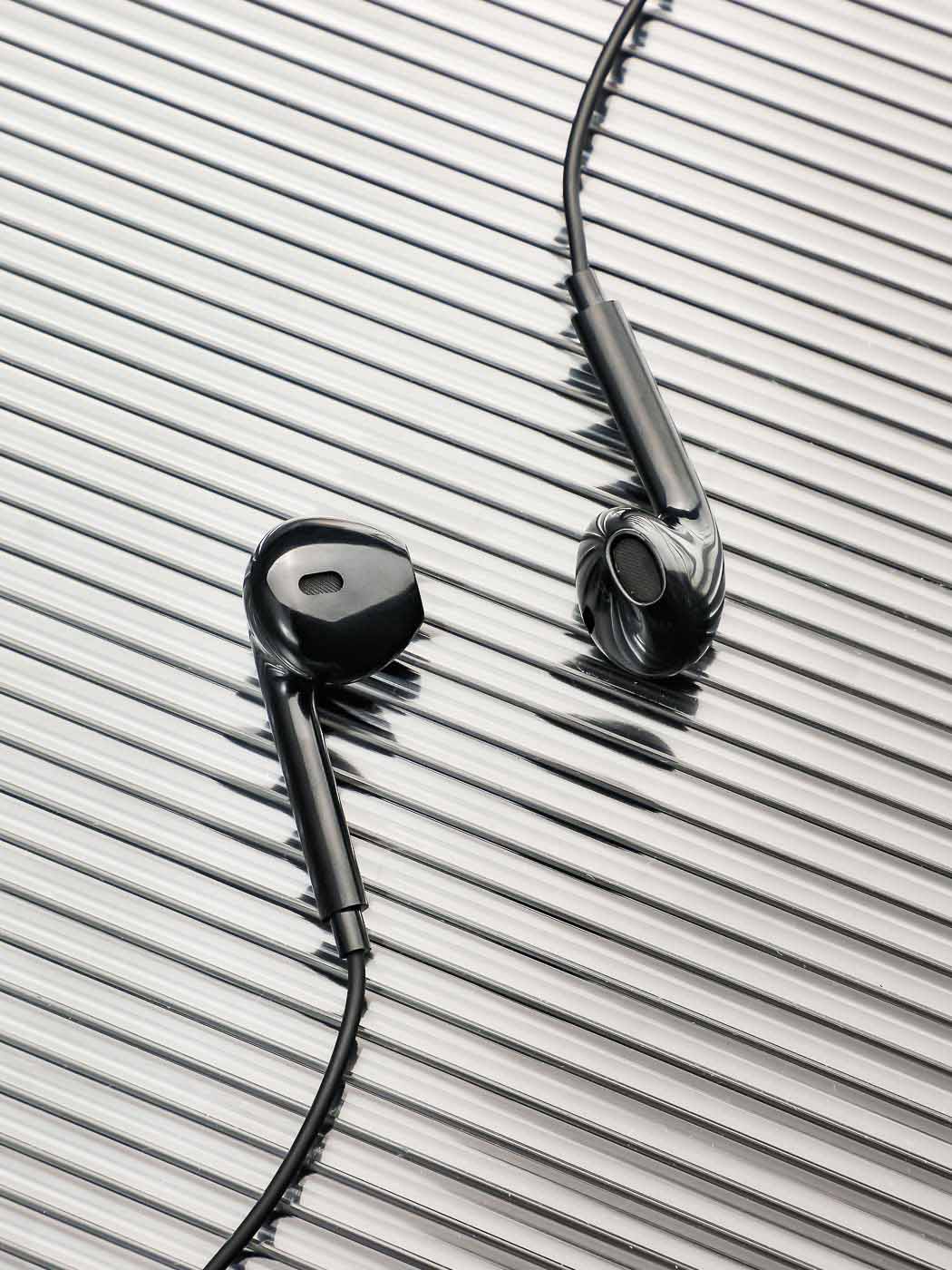 cسماعات أذن صغيرة من النوع