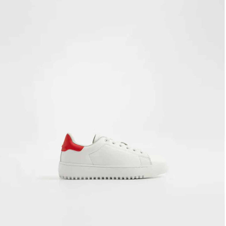 حذاء للجنسين