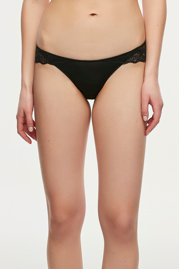 ملابس داخلية نسائية