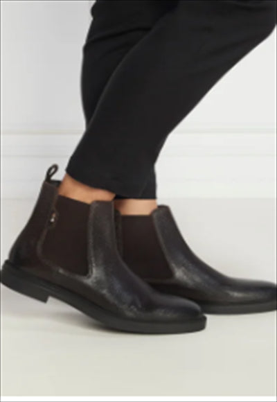 حذاء جلد طويل