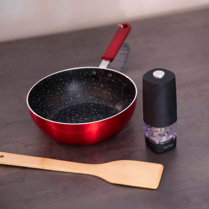 مقلاة+معلقة خشبية لتحريك+مطحنة بهارات