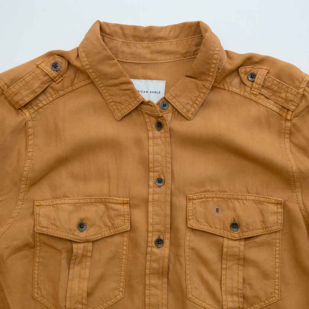 قميص بأكمام طويلة