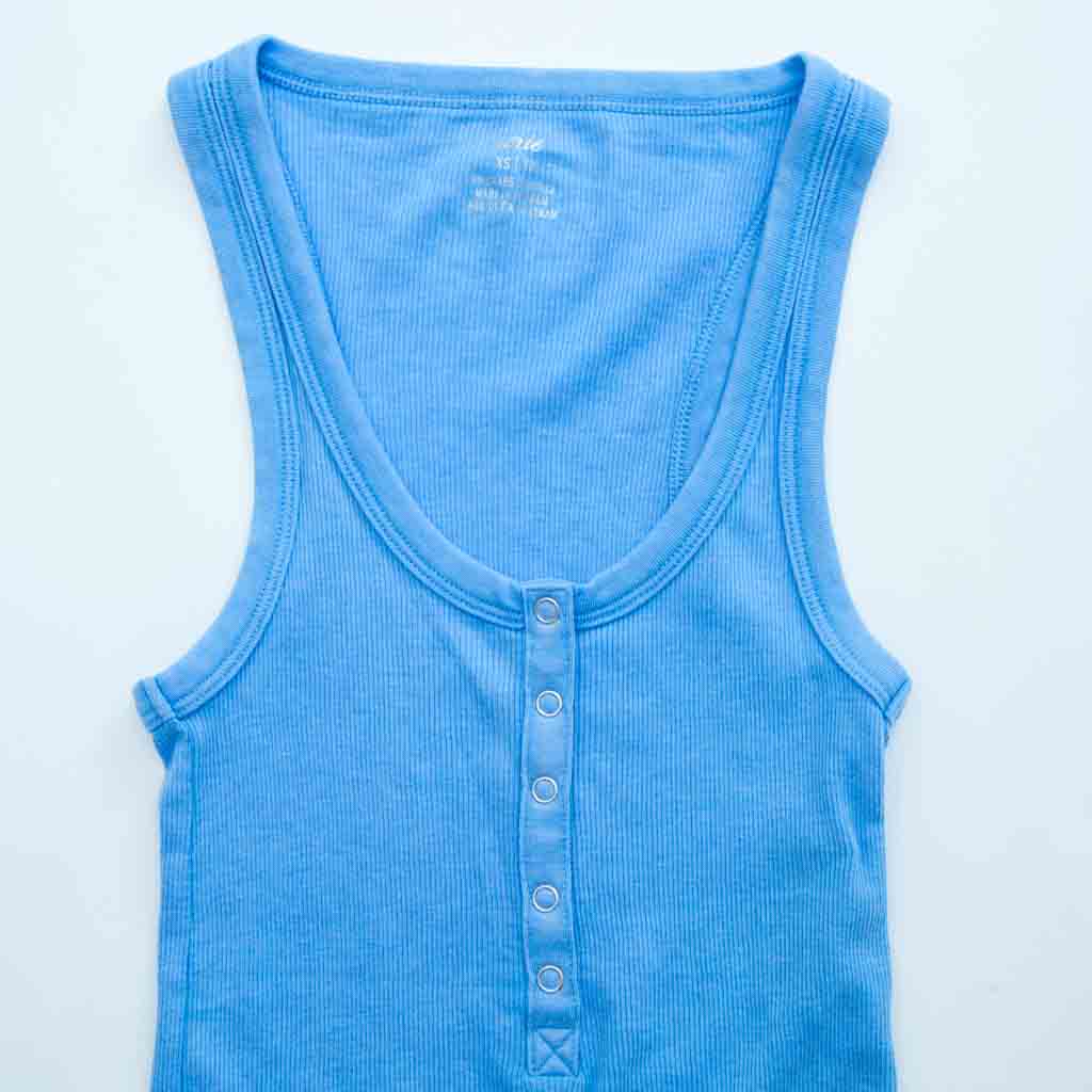 بلوزة بلا اكمام