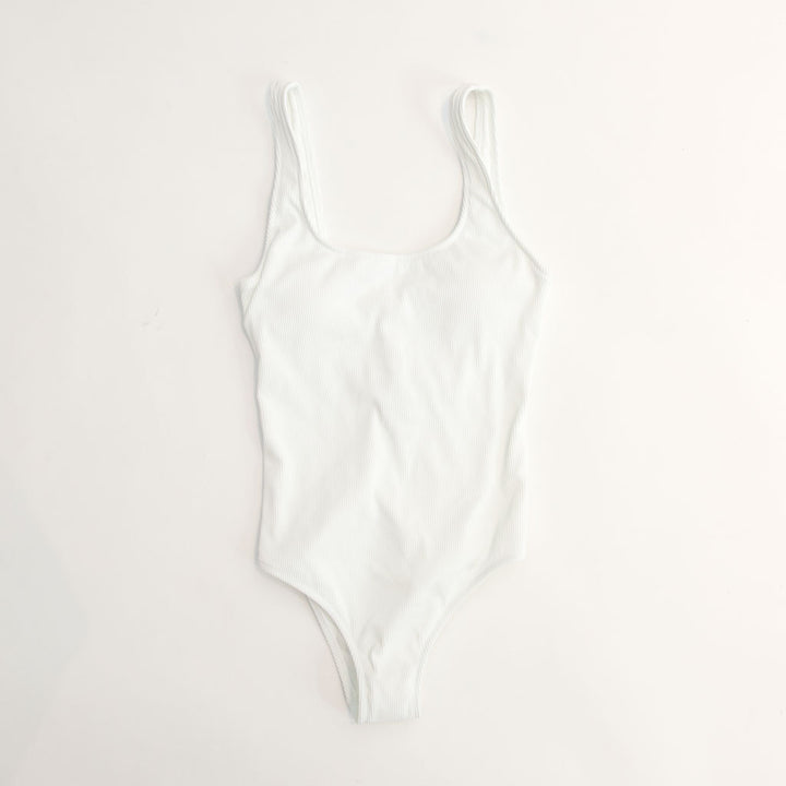 زي سباحة قطعة واحدة