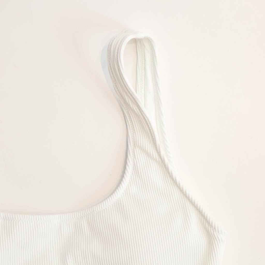 زي سباحة قطعة واحدة