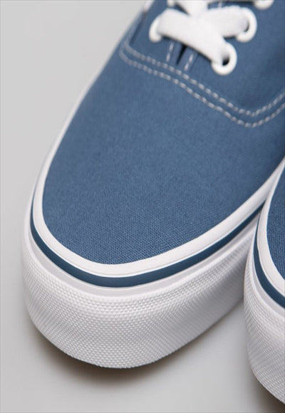 حذاء للجنسين