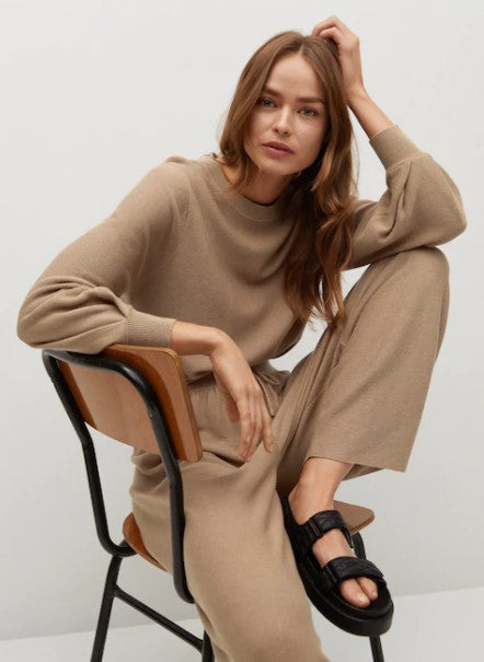 بلوزة بأكمام منتفخة