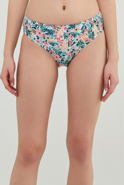 ملابس السباحة الجزء السفلي