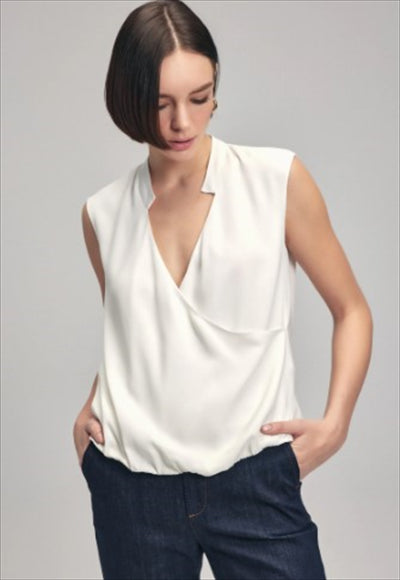 بلوزة بياقة على شكل حرف V