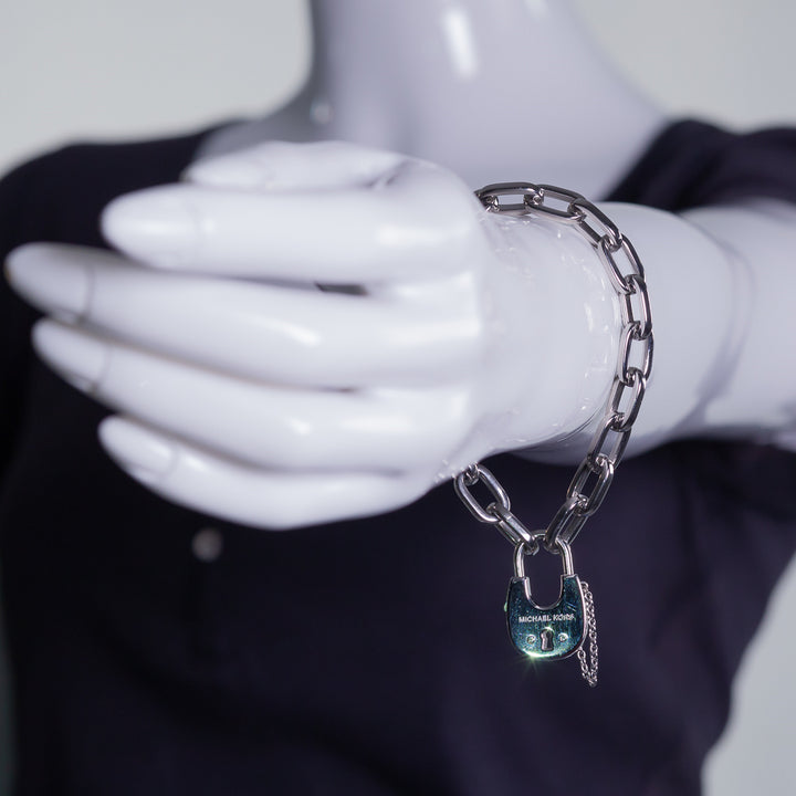 سوار مزين بحلية قفل