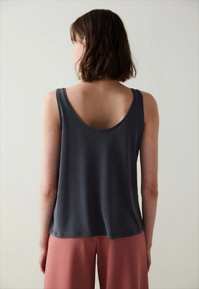 بلوزة بلا أكمام