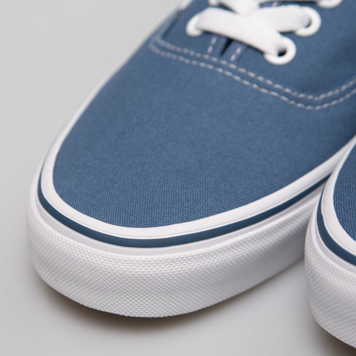 حذاء للجنسين