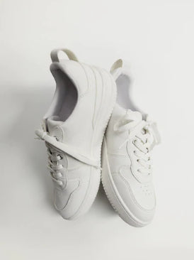 حذاء رياضي برباط