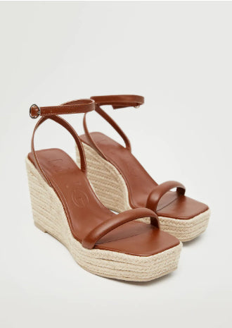 حذاء كعب طويل