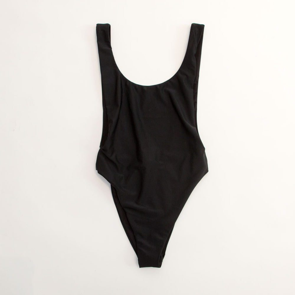 زي سباحة قطعة واحدة