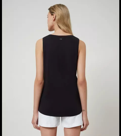 بلوزة بدون أكمام