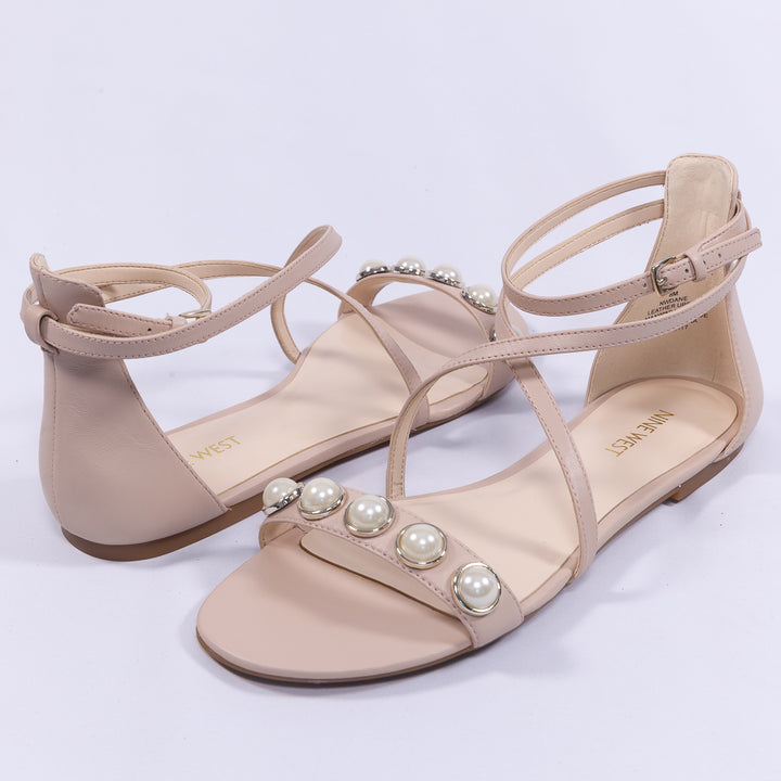 صندل فلات مزين باللؤلؤ