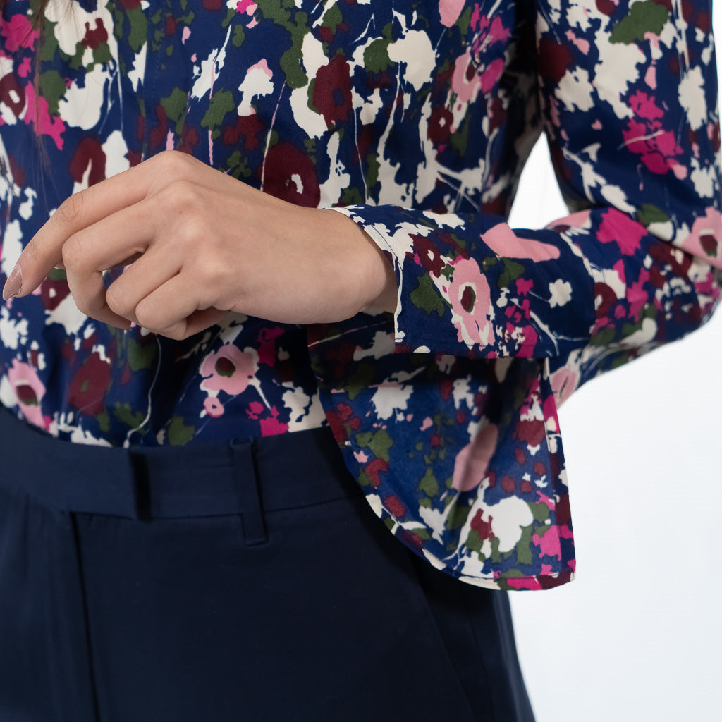 بلوزة بطباعة ازهار