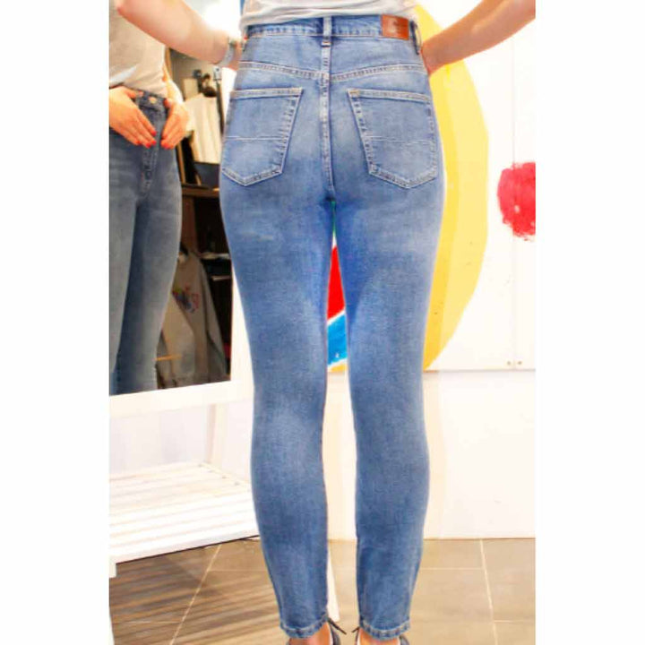 جينز ضيق