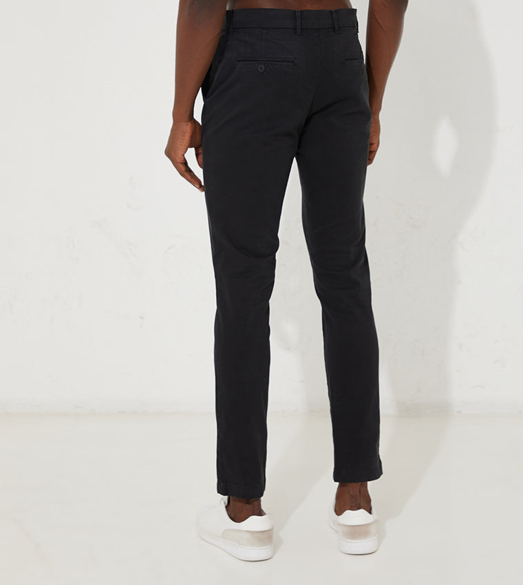 بنطال تشينو بقصة ضيقة