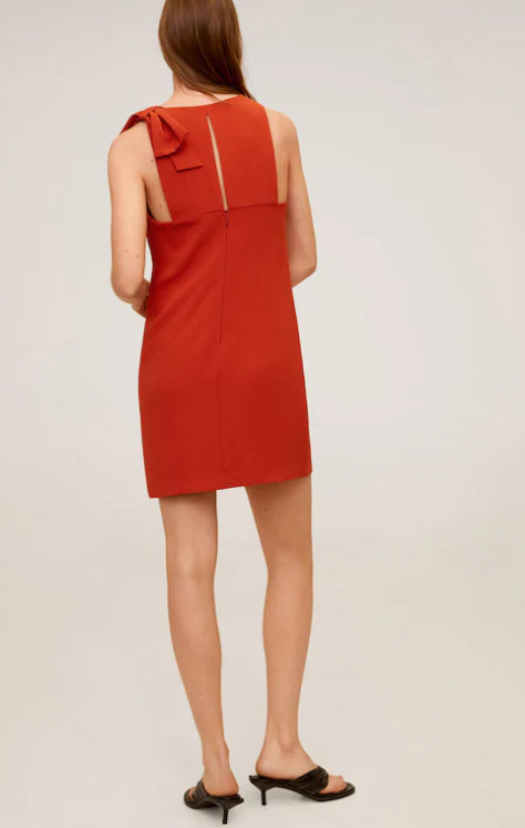 فستان قصير بلا أكمام