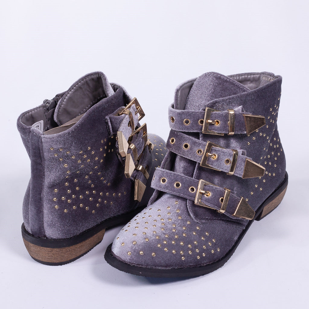 Shoe decorated with pins