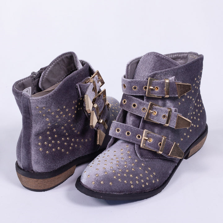 Shoe decorated with pins