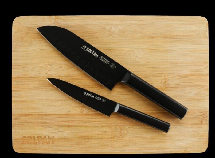 علبة سكاكين ولوح تقطيع خشبي