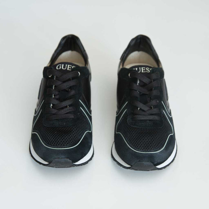 حذاء سنيكرز