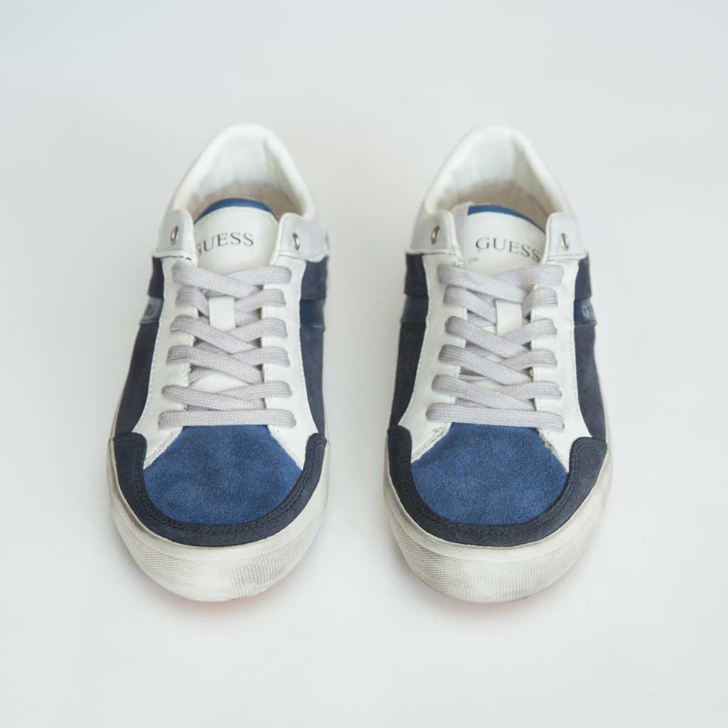 حذاء سنيكرز