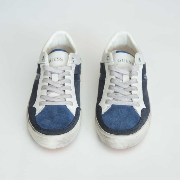 حذاء سنيكرز