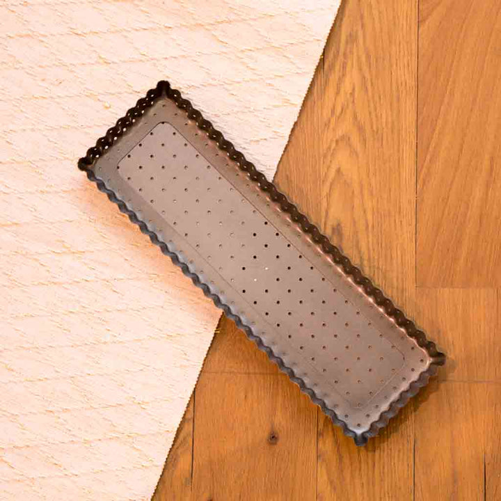 صينية خبز مستطيلة مخرمة