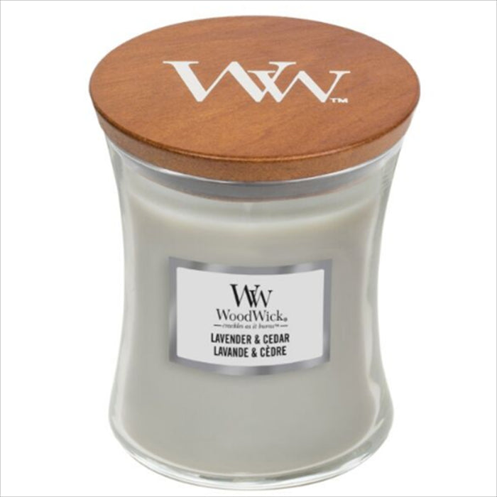 شمعة برائحة لافندر وخشب الأرز