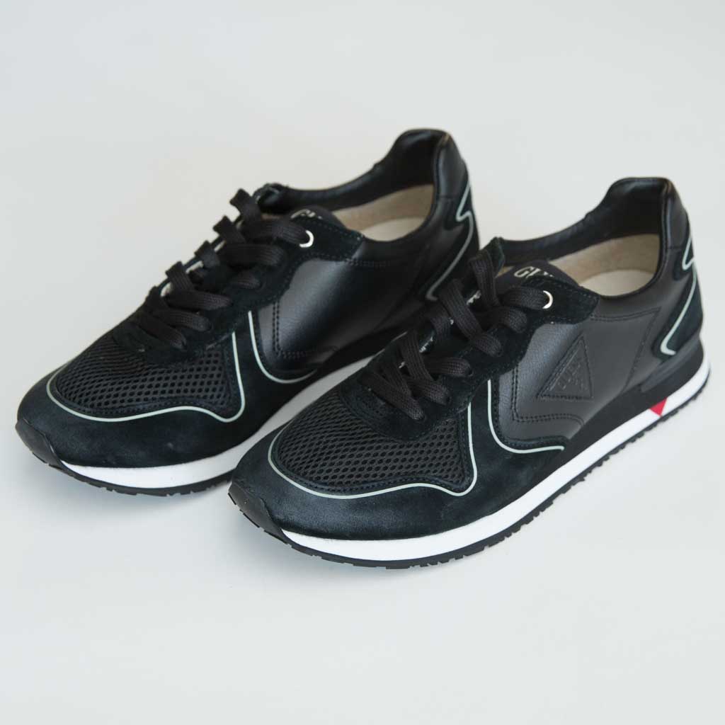 حذاء سنيكرز