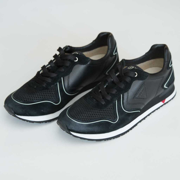 حذاء سنيكرز