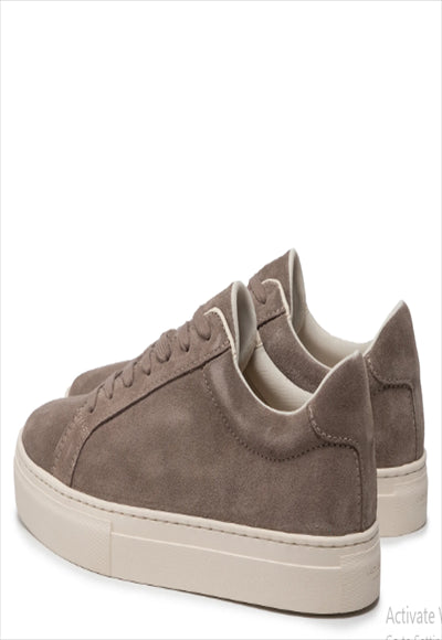 بوت بني مع رباط