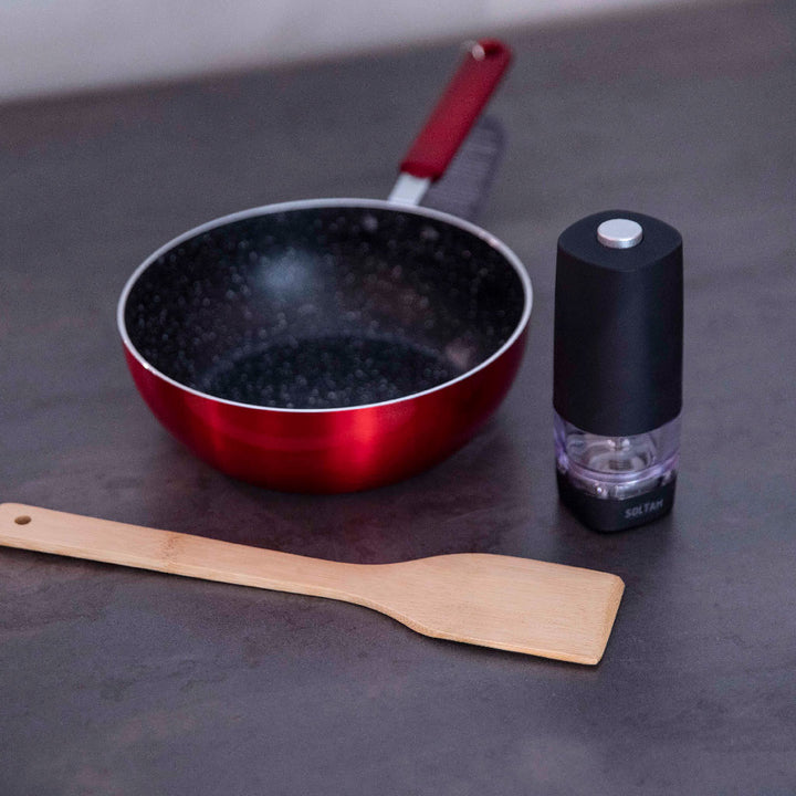 مقلاة+معلقة خشبية لتحريك+مطحنة بهارات